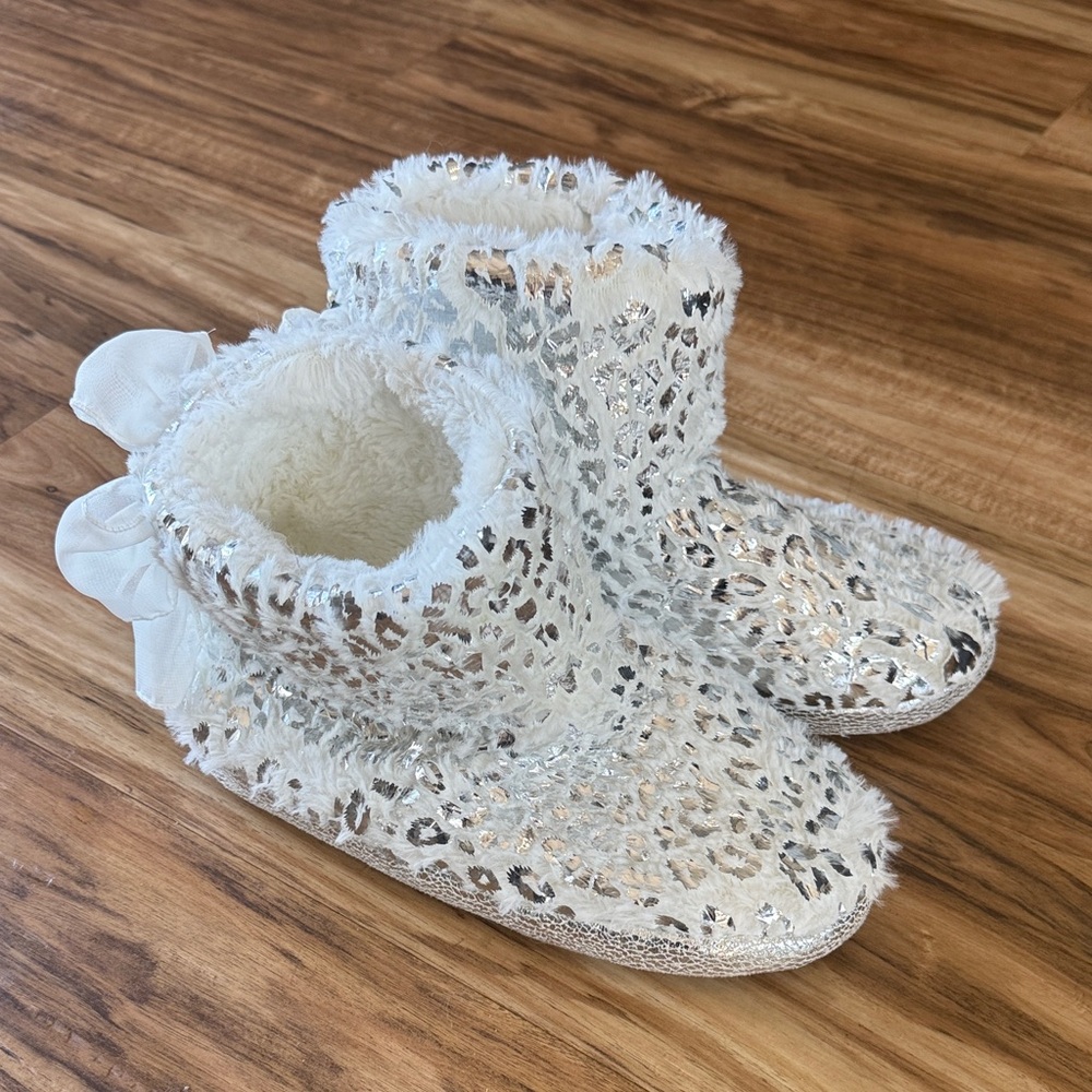 Pretty You London Fuzzy Leopard Print Slipper Boots with Jewels and Bow Size 8